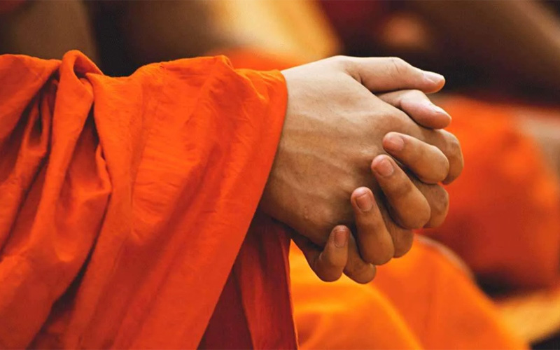 අවේලාවෙහි නිවසකට ඇතුළු වූ හිමිනමක් වරද පිළිගනී